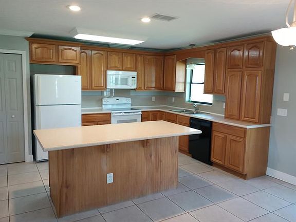 5th image of 525 NW Azalea Ave
