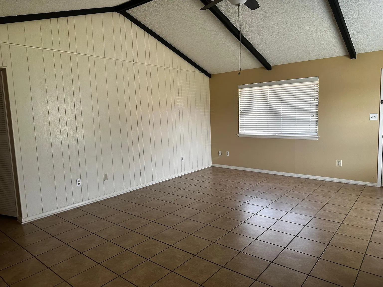 1118 Violet Avenue — Photo 2