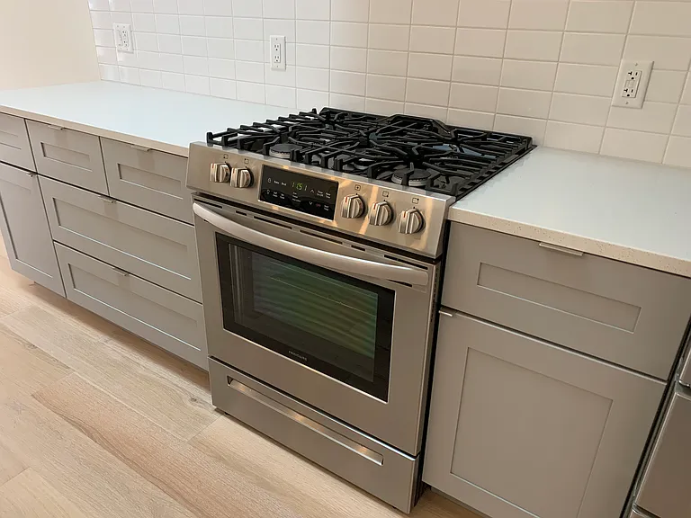 601 E Washington St — Photo 3