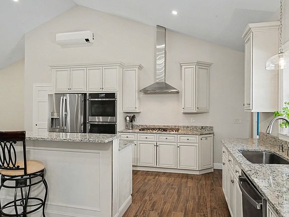 4th image of 231 Smith Hill Road