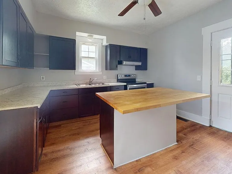2202 5th St NE — Photo 1