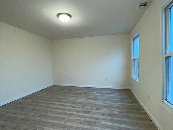 4th image of 322 New St