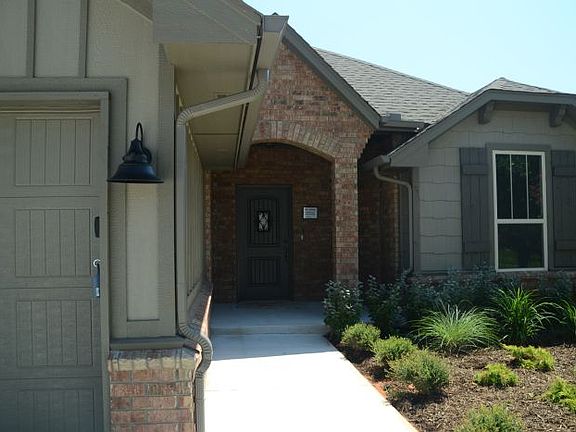 2nd image of 404 E Charlotte Ter