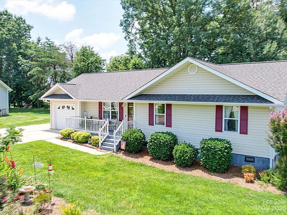 2nd image of 140 Hyde Ln