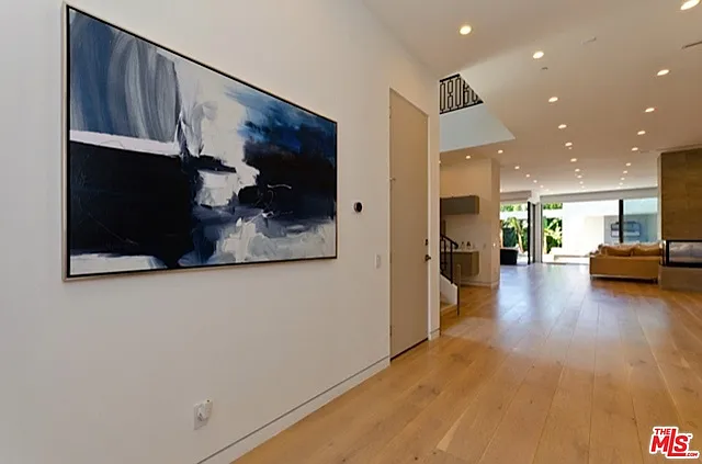 5 bed, 5.5 bath, 4465 sqft, $32,000 — Photo 4