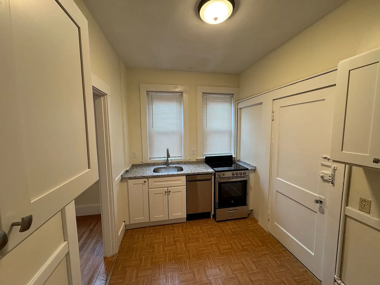 9/1 Top floor 3BR in Brighton, heat inc! — Photo 3