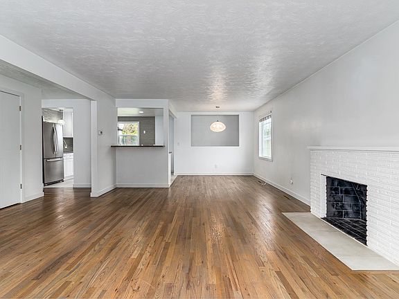 2nd image of 6713 N Lynwood St