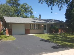 560 Durham Ln, Hoffman Estates, IL 60169
