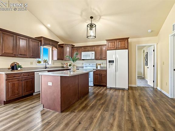 5th image of 218 High Meadows Ct
