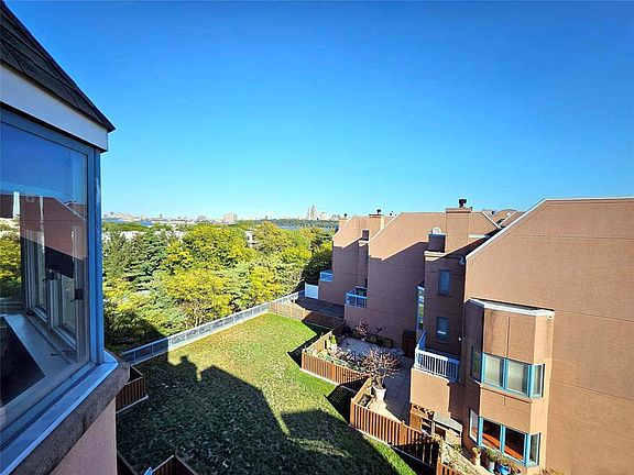 3rd image of 603 Franklin Ct #603