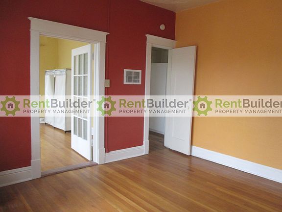 2nd image of 103 Maple St NE APT B