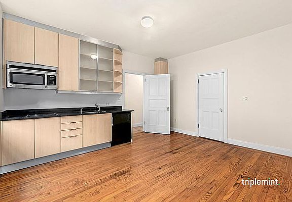 3rd image of 108 Waverly Pl #2