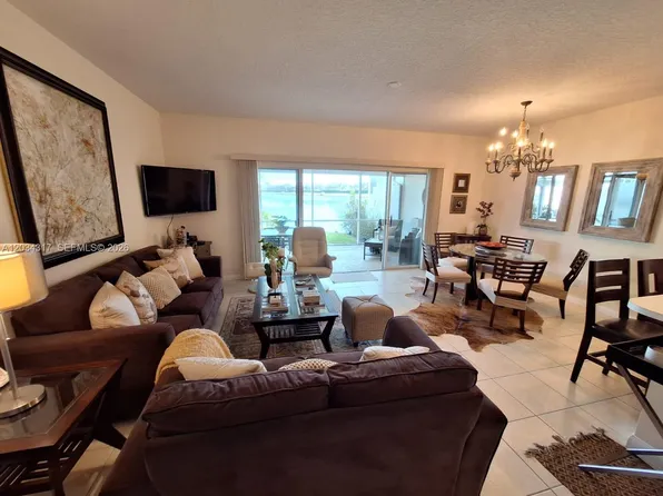 2104 Tigris Dr, West Palm Beach, FL 33411