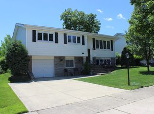 8933 Barberry Ln, Hickory Hills, IL