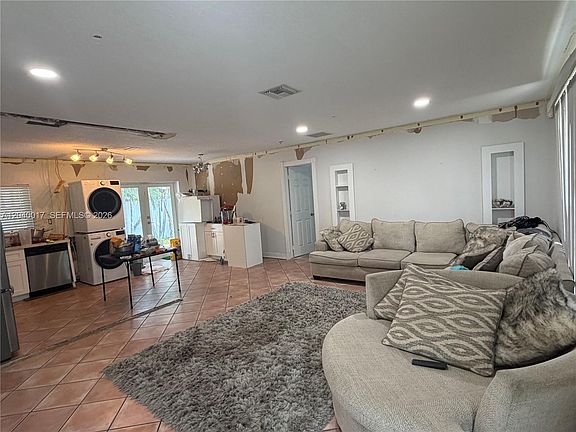 4th image of 1800 Jamaica Dr