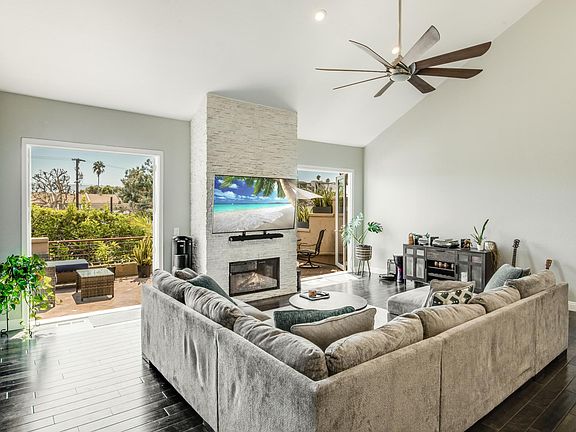 Living room with 25" ceiling