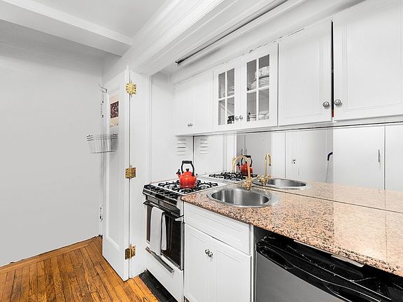 3rd image of 205 E 78th St APT 9B