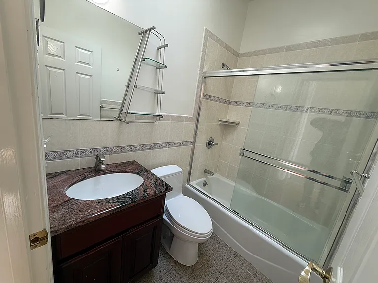 945 Plymouth Ave — Photo 4