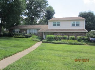 296 Lamplighter Ln, Huntingdon Valley, PA 19006