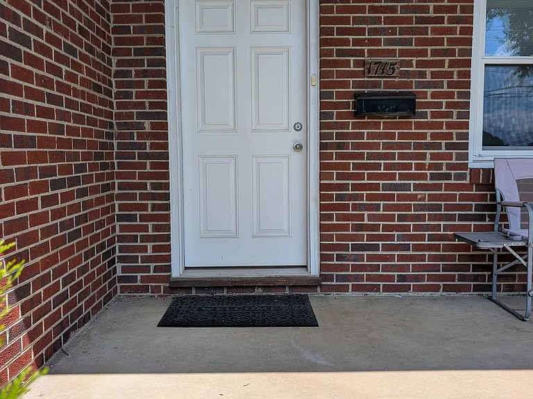 1715 Wakefield Ave — Photo 4