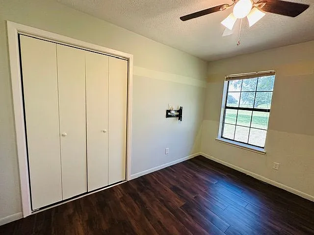 1470 FM 2712 — Photo 13