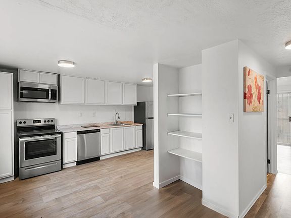 5th image of 310 Enright Ct Floor 1