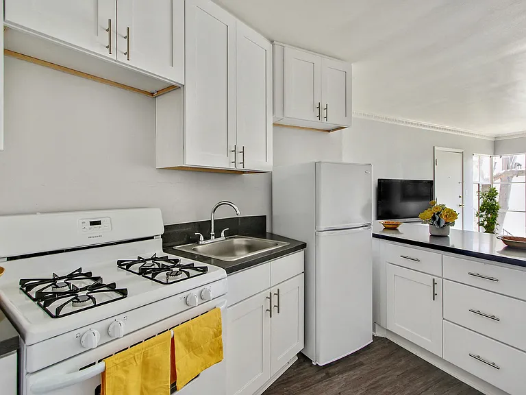 Levering Apartments — Photo 26