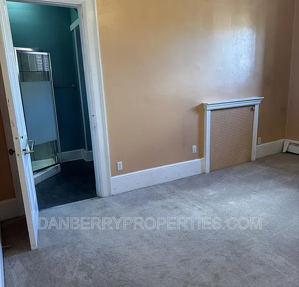 134 W Tiffin St #B — Photo 17