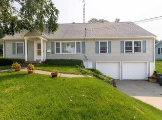 2276 Woodlawn St, Dubuque, IA 52001