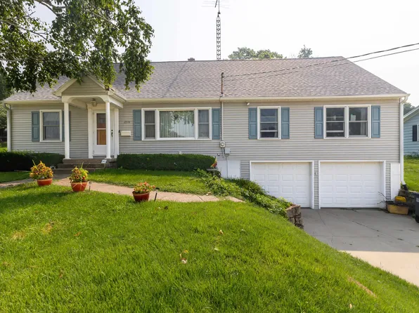 2276 Woodlawn St, Dubuque, IA 52001