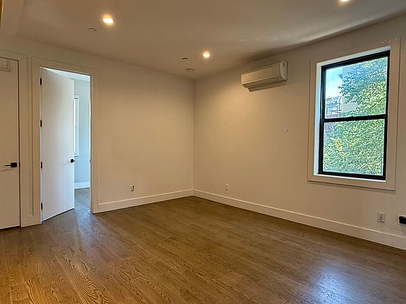 3rd image of 644 Lorimer St #2B