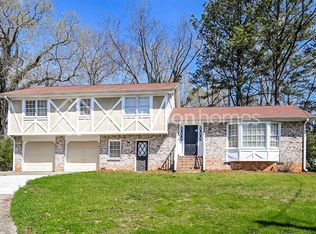 230 Meadowood Ct, Roswell, GA 30075