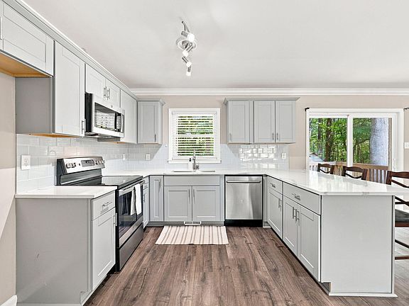 3rd image of 2819 Independence Ave