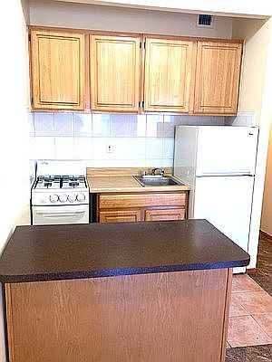 4th image of 158 E 107th St #2