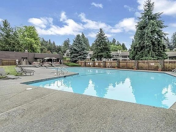 3rd image of 11004 NE 68th St APT 912