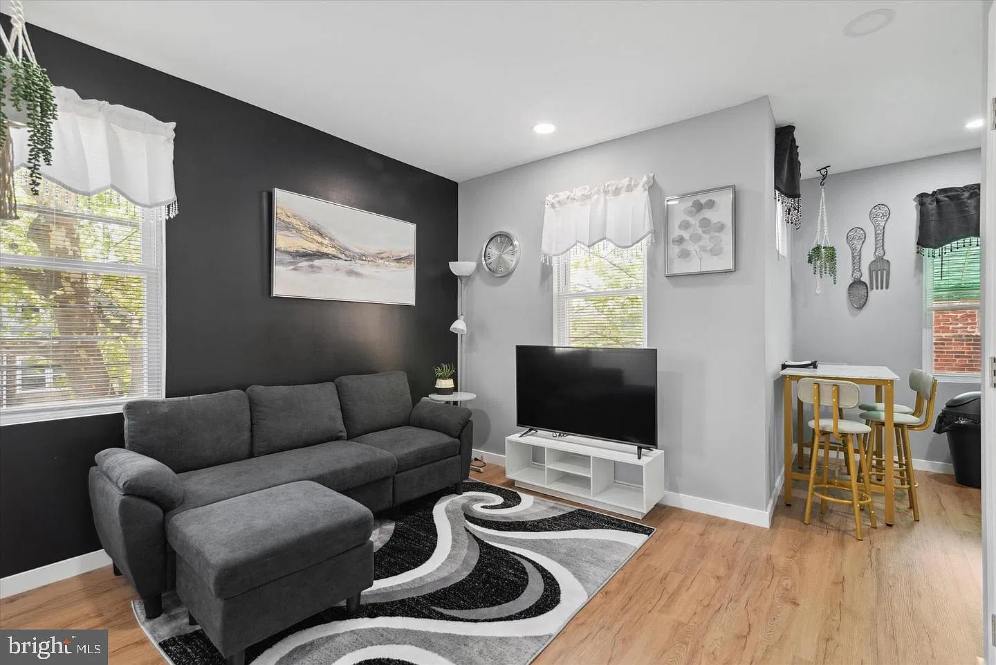 2 bed, 1.0 bath, 600 sqft, $1,300 — Photo 1