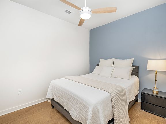 5th image of 600 E Trinity Ln Unit 22