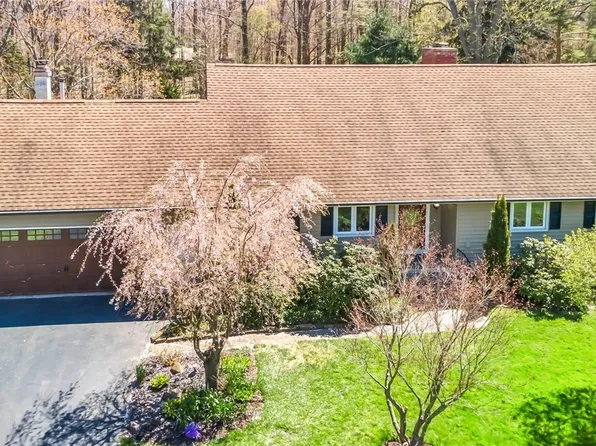 366 Woodland Dr, Orchard Park, NY 14127