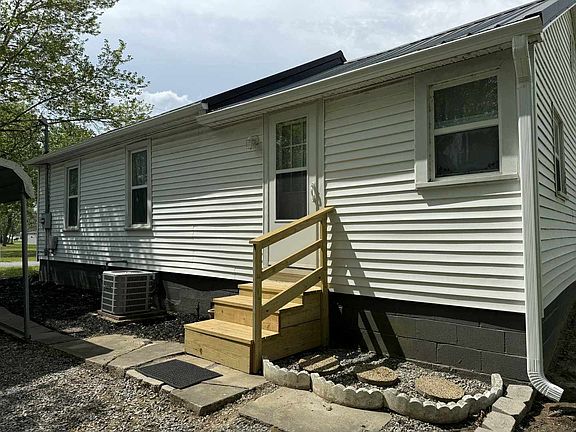 3rd image of 1304 W Benton St