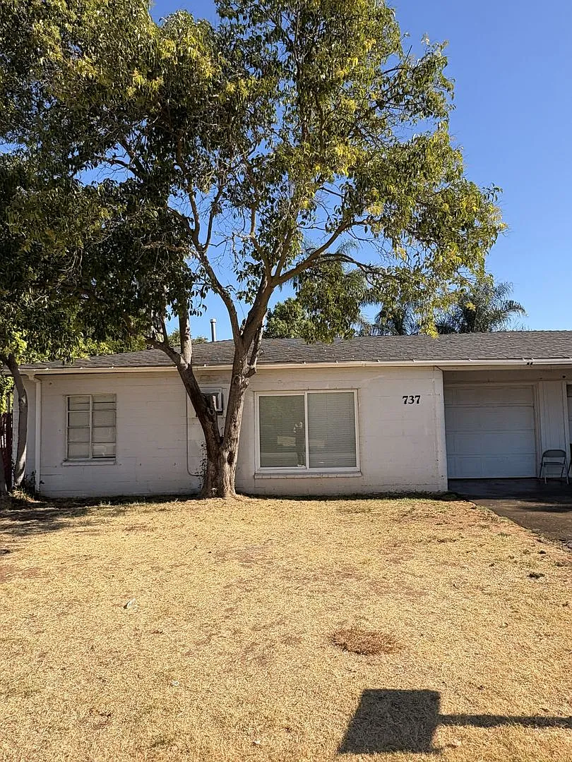 Nice Duplex With Private Yard! — Photo 1