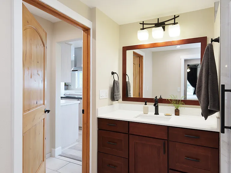 Main Bathroom towards 1st Floor Kitchen