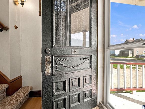 5th image of 223 S Prairie Ave
