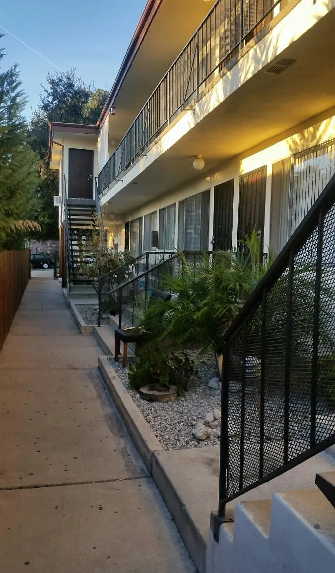 2 bed, 850 sqft, $2,300 — Photo 1