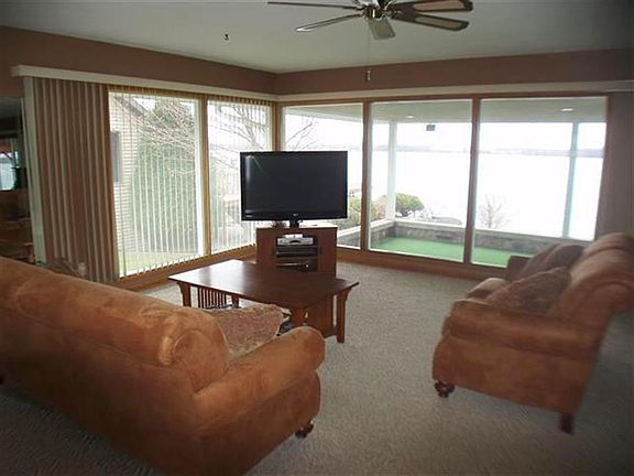 4th image of 1300 Lakeshore Dr