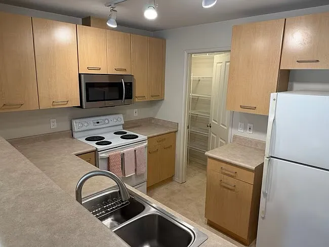 1 bed, 715 sqft, $2,100 — Photo 2