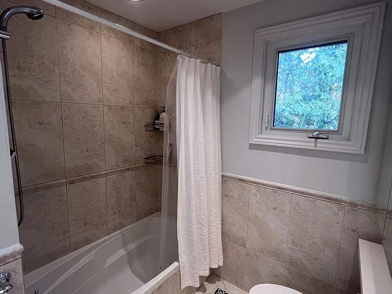 195 Upper Canada Dr — Photo 21