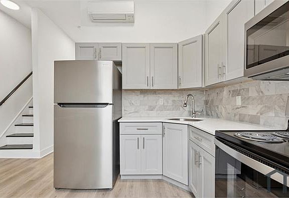 4th image of 2250 N Woodstock St #2