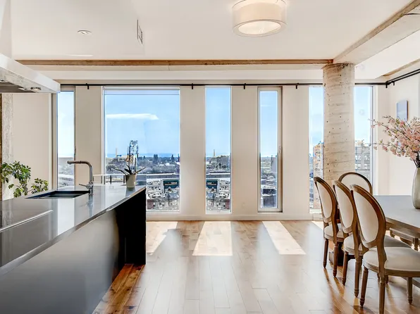 221 Rue St #1202, Montreal, QC H2Y 1M6