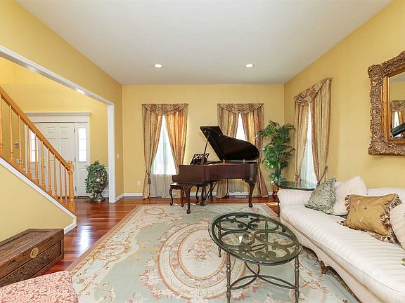 4th image of 4 Pinehurst Dr