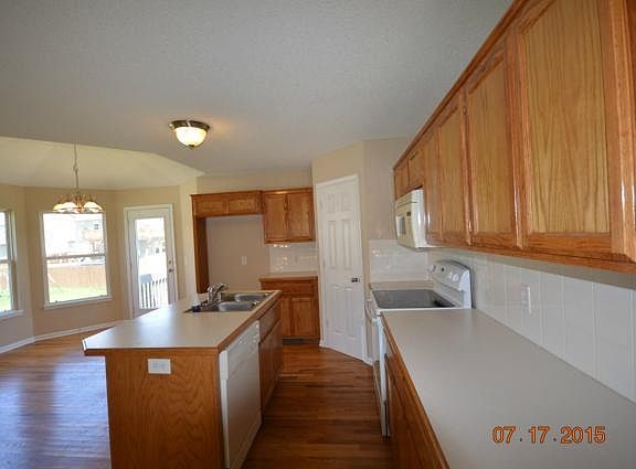4th image of 402 NE 193rd St